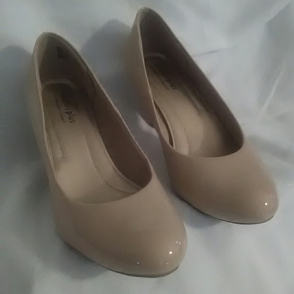 SHOES - Picture 2 of 4